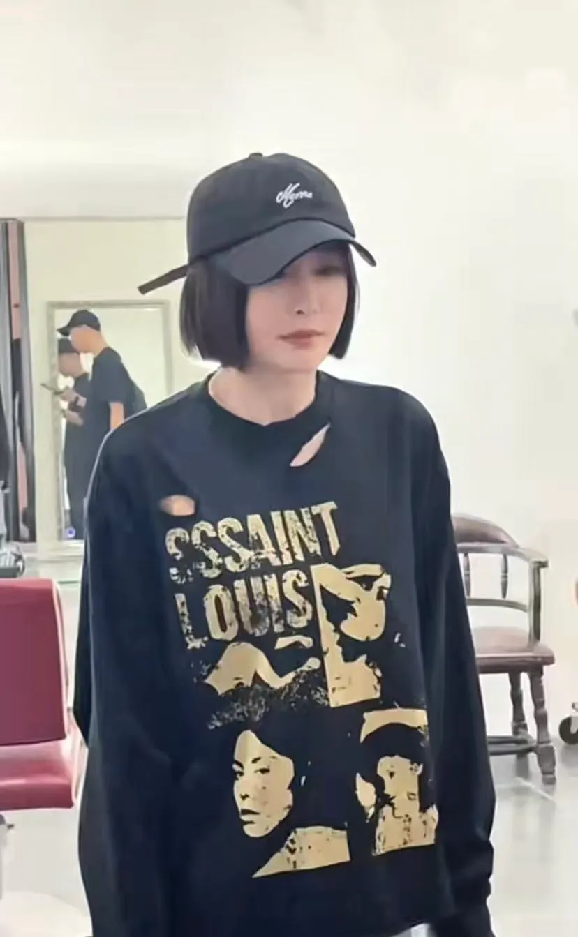 Style No. S227 P260💰 (450g version) SSSAINT LOUIS love ❤️letter logo printing. Round neck long T sweatshirt. Made of 450g dense cotton fabric, heavy-duty without hem thread fraying. + artificial hand-painted dirty and old retro fashion style! Highly recognizable. Loose fit, same style for men and women. Size: S-XL